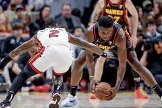 Clint Capela (à droite) est resté discret face au Heat de Terry Rozier KEYSTONE/EPA/ERIK S. LESSER